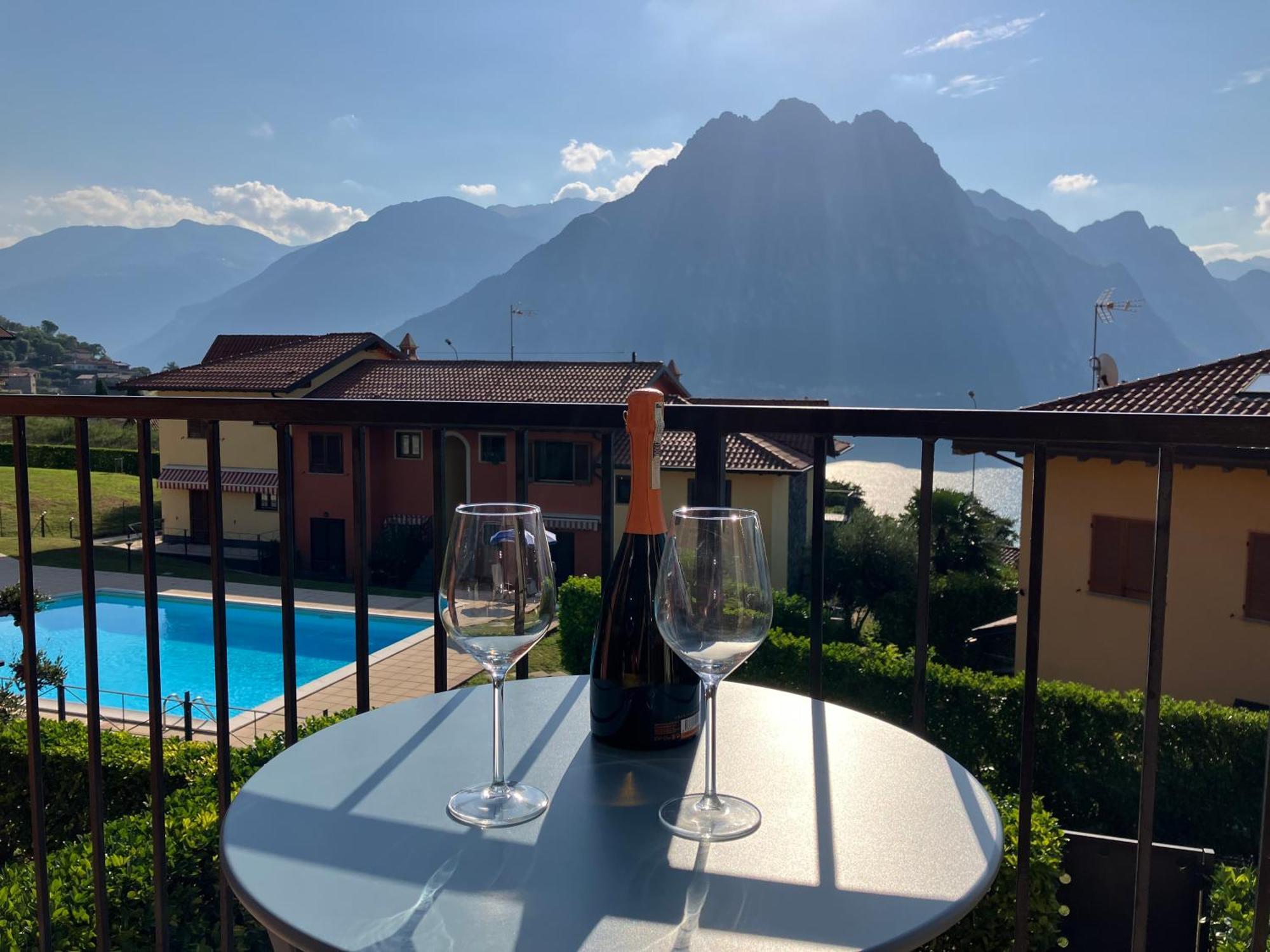 Happy Guest Apartments - Lake View And Pool Riva di Solto Esterno foto