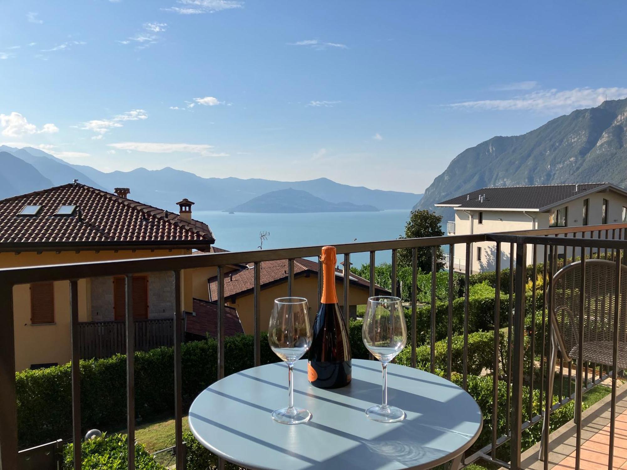 Happy Guest Apartments - Lake View And Pool Riva di Solto Esterno foto