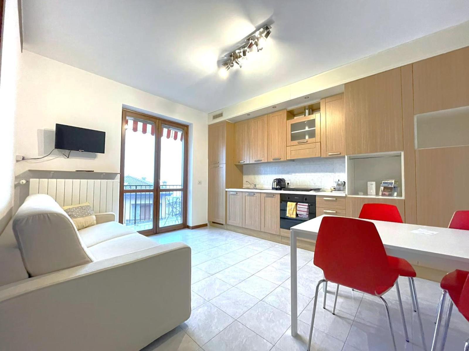 Happy Guest Apartments - Lake View And Pool Riva di Solto Esterno foto